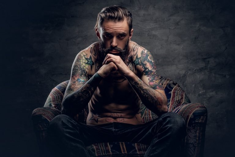 mężczyzna z tatuażami TKTX